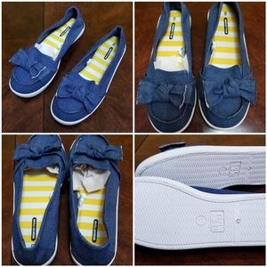 Time Tru Denim Flats w bow & memory insoles NWOT.  Great casual shoe.